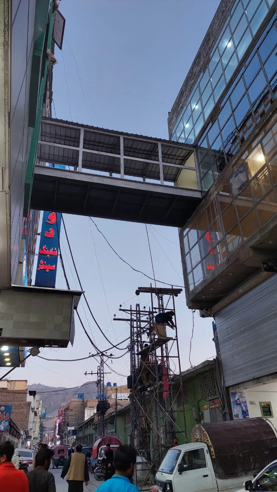 Connecting bridge installation