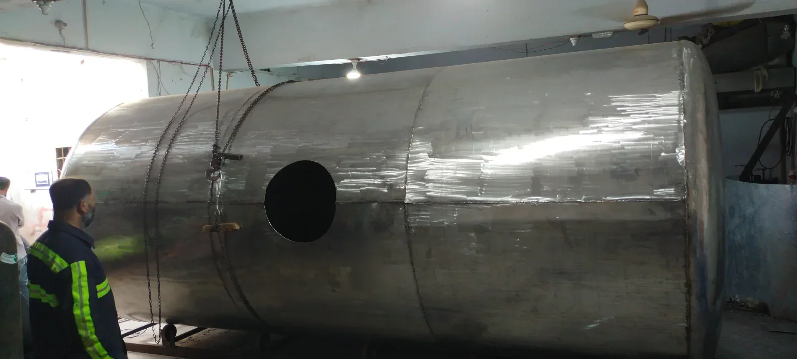 Bulk storage tank working stage