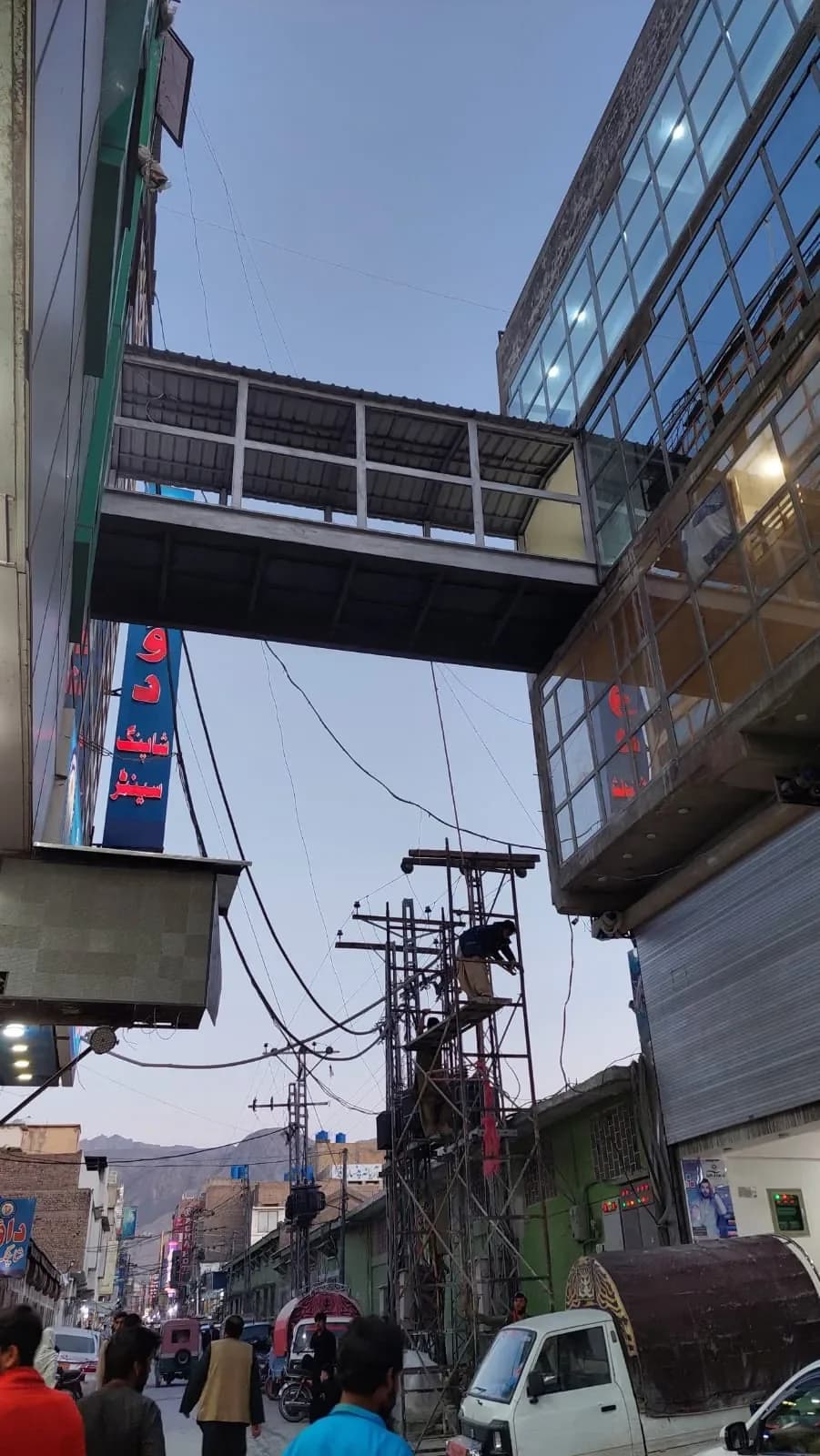 Connecting bridge installation